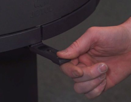 Hand that regulates the air supply in the fireplace 