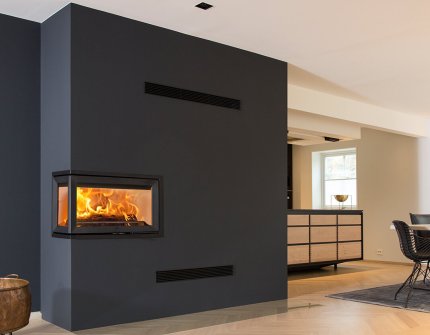 Jøtul I 620 FL black fireplace in a bright and modern living room 